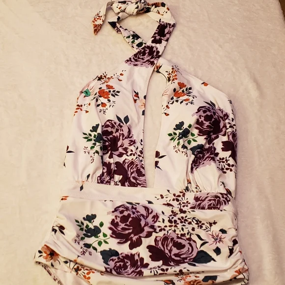 Cupshe NWT Rose Garden Wrap one Piece Swimsuit Sz M - Picture 3 of 4
